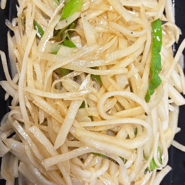 Sauteed Shredded Potato with Cayenne Chilies 尖椒土豆丝.
